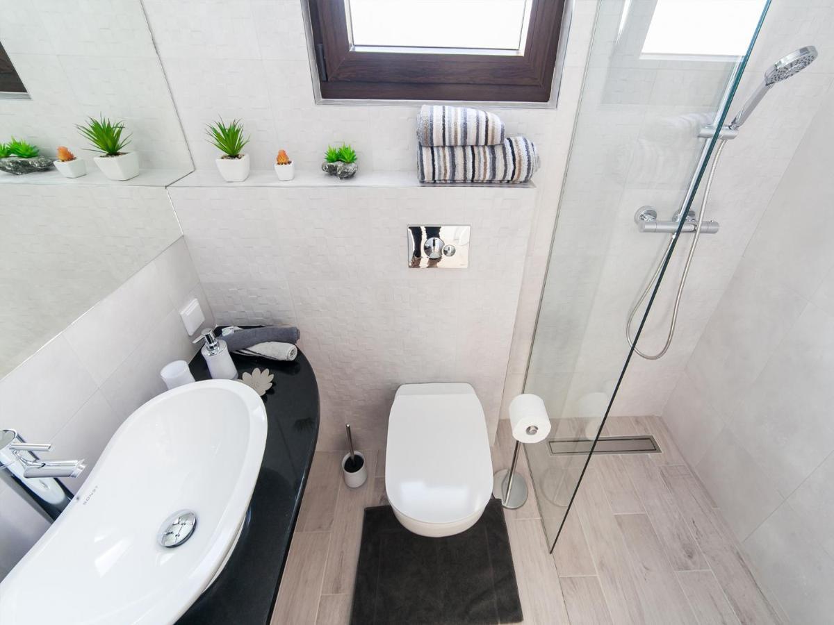 Apartment Mona 2 *